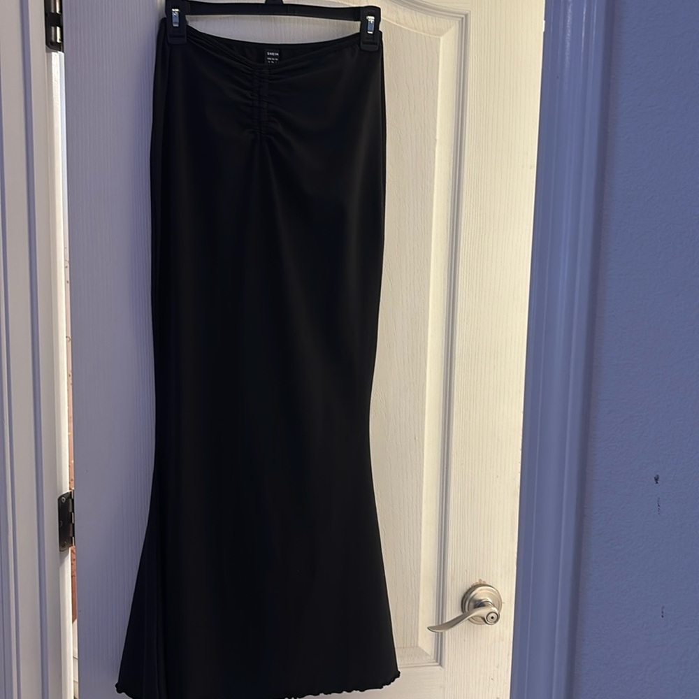 size: s black mermaid long skirt perfect for a formal dinner